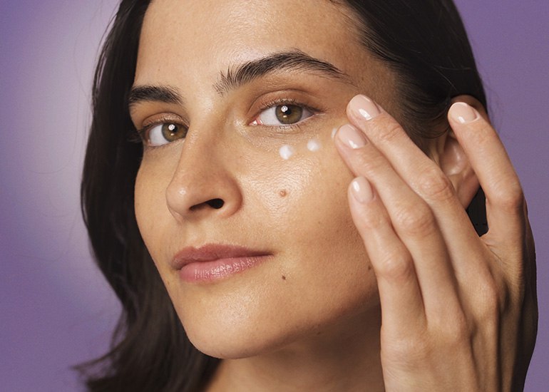 Fotografie z dodaných materiálů SKIN: nanášení krému na pleť