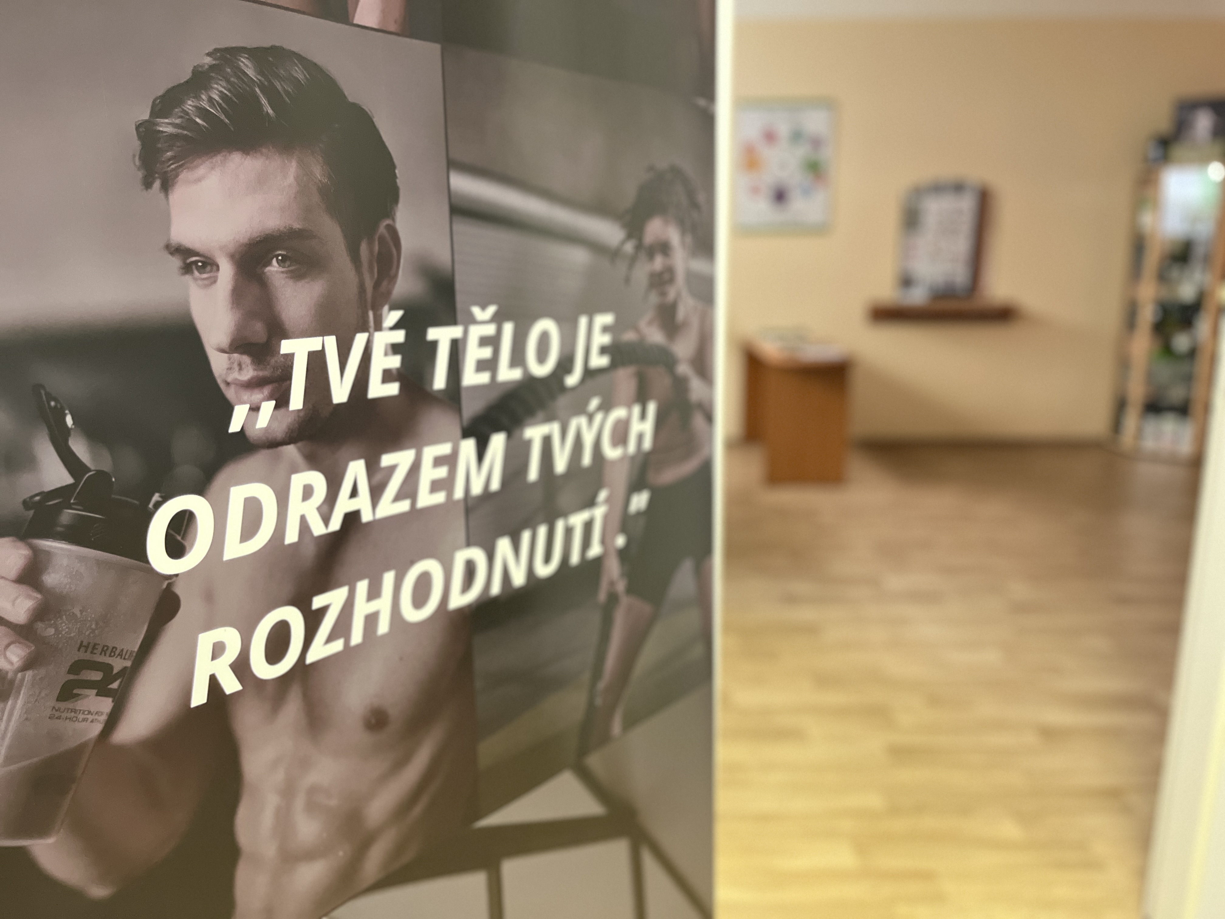 Pohled do studia kolem motivačního plakátu