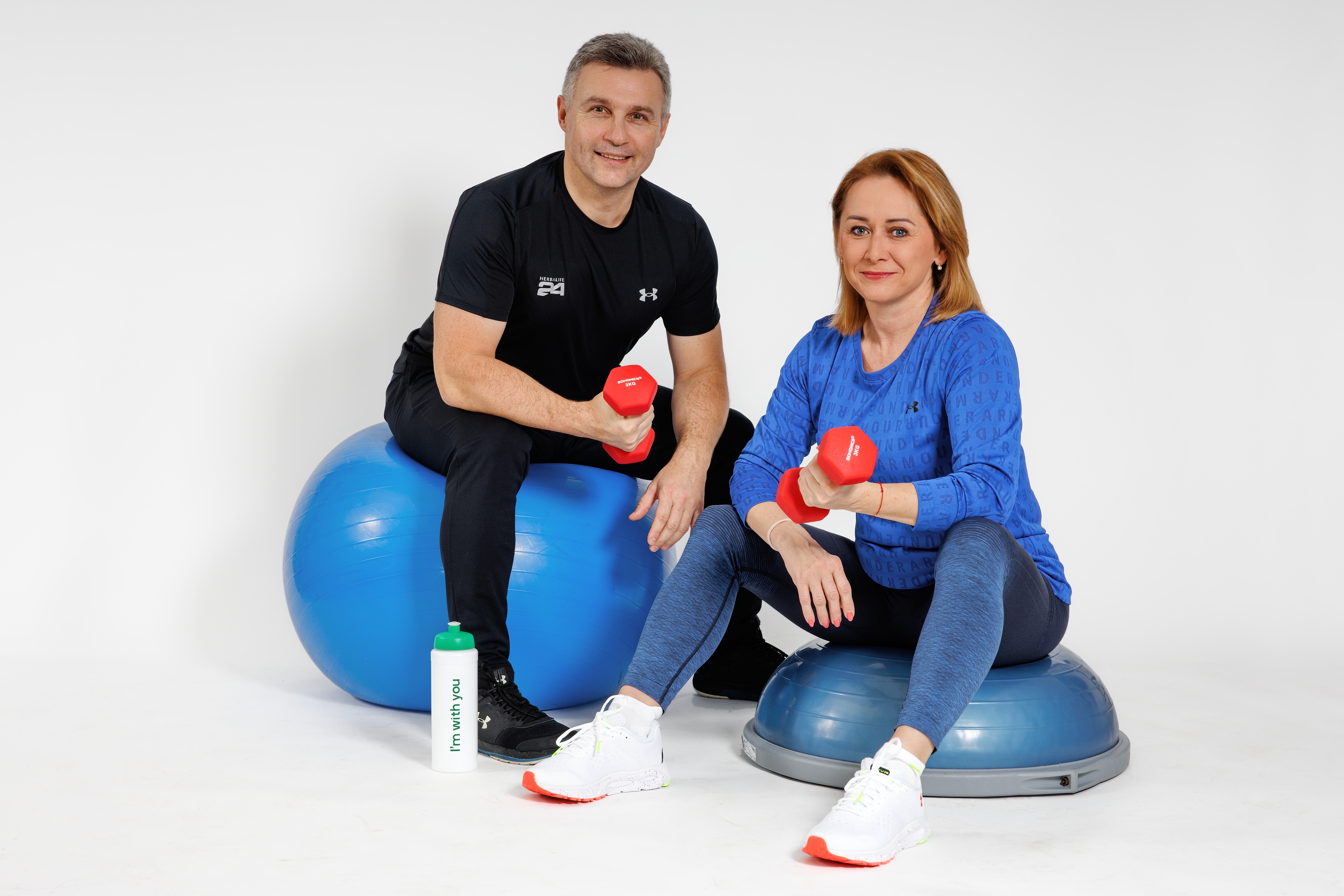 Společná fotografie dvojice ze Studia Wellness Plzeň s činkami a cvičebními pomůckami